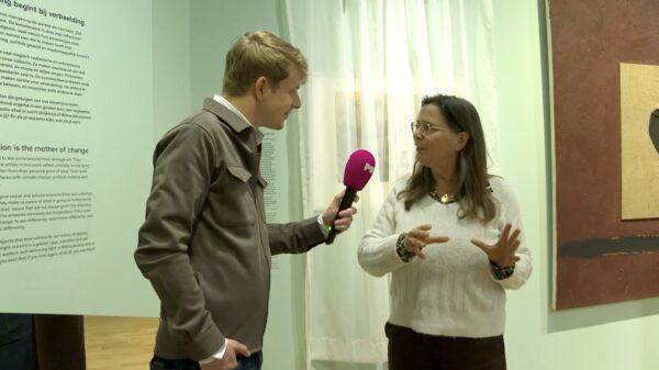 Woke museum hangt lullige gordijntjes voor 'confronterende' schilderijen