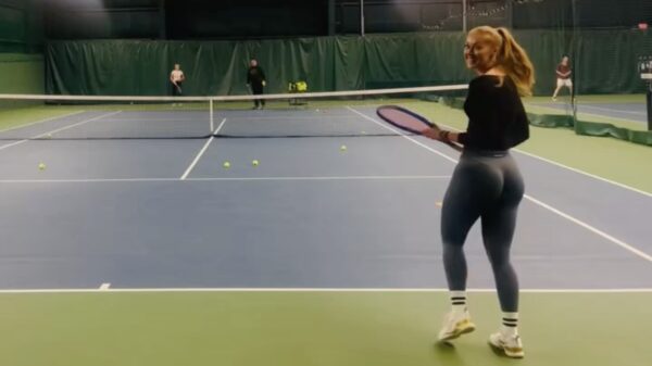 Iedereen is behoorlijk onder de indruk van haar snoeiharde forehand