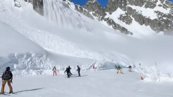 Grote lawine verrast drie skiërs op pistes van La Flégère bij Chamonix