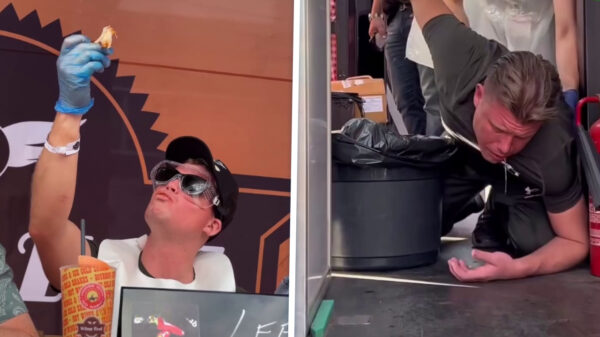 Stoertje denkt hete kippenvleugels aan te kunnen maar wordt jankend afgevoerd