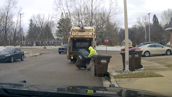 Vuilnisman krijgt hartverzakking als voortvluchtige man uit vuilnisbak springt