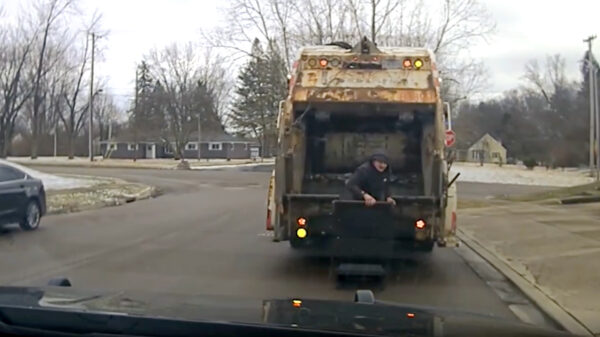 Vuilnisman krijgt hartverzakking als voortvluchtige man uit vuilnisbak springt
