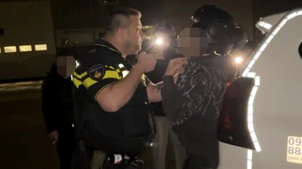 Zeurende kansenparel wil badgenummer maar krijgt pepperspray in z'n bakkes