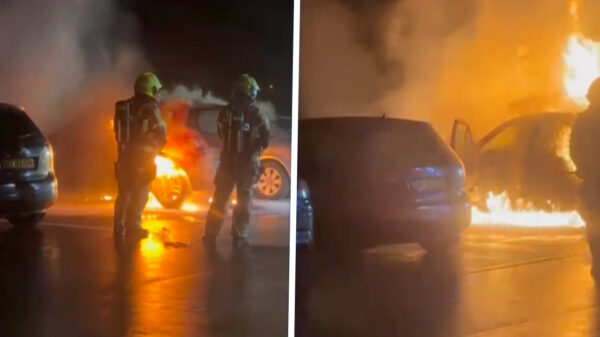 Bizar: Man stapt pas na een minuut uit zijn brandende auto in Druten