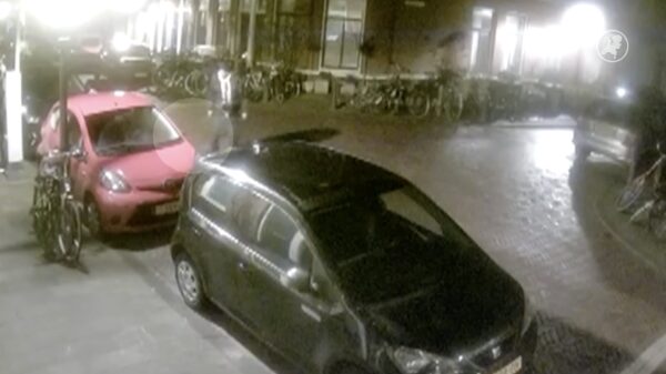 Idioot in Den Haag steekt midden in de nacht autobanden lek met zwaard