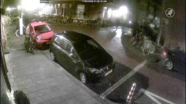Idioot in Den Haag steekt midden in de nacht autobanden lek met zwaard