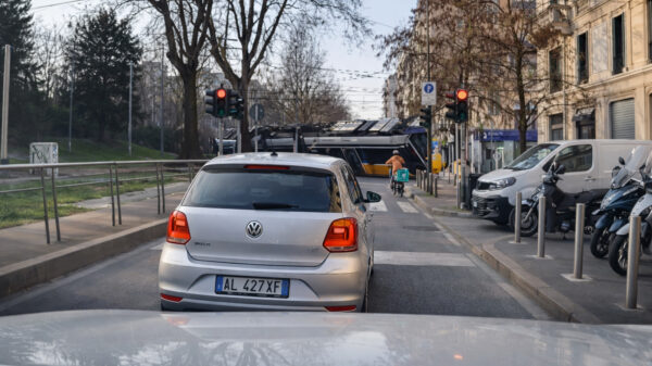 Twee doden en tientallen gewonden bij ontspoorde tram in centrum Milaan