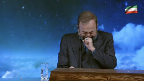 Iraanse nieuwslezer huilend op tv als hij de dood van Khamenei aankondigt