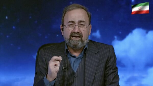 Iraanse nieuwslezer huilend op tv als hij de dood van Khamenei aankondigt