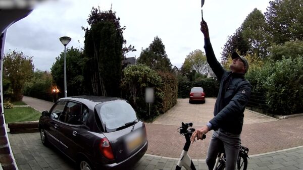 Vlagterrorist op witte Koga steekt banden lek en jat vlag bij woning in Holten