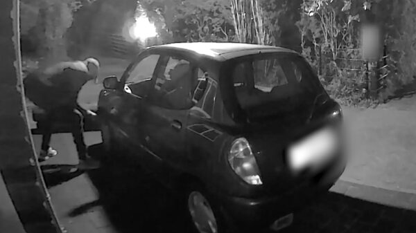 Vlagterrorist op witte Koga steekt banden lek en jat vlag bij woning in Holten