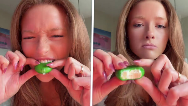 Phoebe schuift een Babybel mét wax naar binnen alsof het gewoon zo hoort