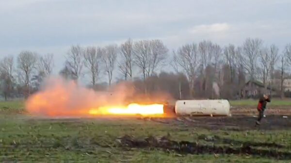 Een gigantische tank met carbid schieten