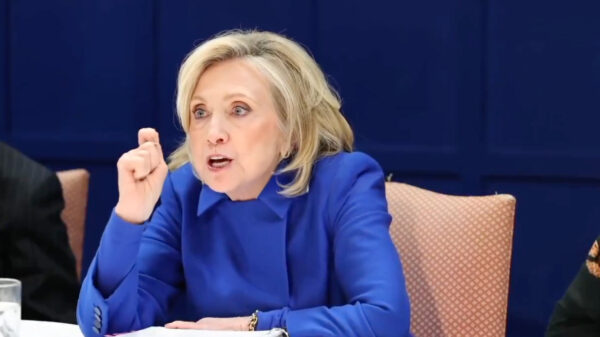 Hillary Clinton loopt pislink weg tijdens Epstein-verhoor na gelekte foto