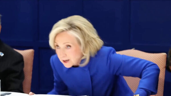 Hillary Clinton loopt pislink weg tijdens Epstein-verhoor na gelekte foto