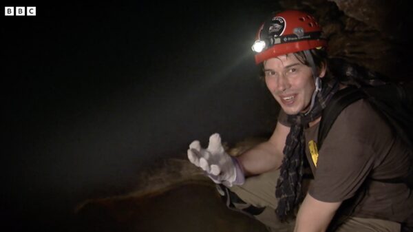 Professor Brian Cox duikt in extreem giftige grot in Mexico