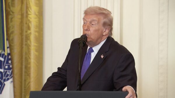 Heeft de brabbelende Donald Trump hier een storing in z'n bovenkamer?