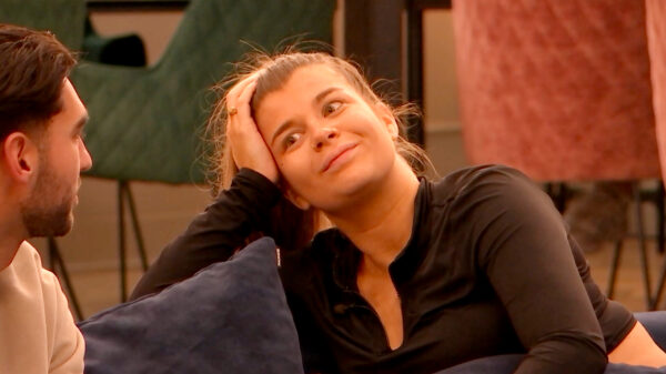 Chess flirt er schaamteloos op los met Ricky terwijl haar eigen vent erbij zit