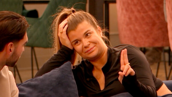 Chess flirt er schaamteloos op los met Ricky terwijl haar eigen vent erbij zit