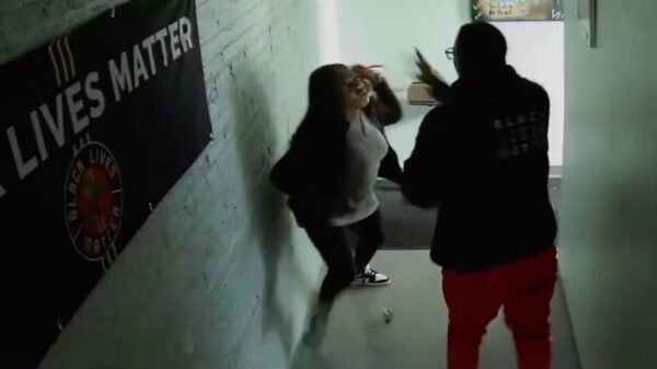 Oprichter Black Lives Matter op camera in fysieke ruzie met medewerkster