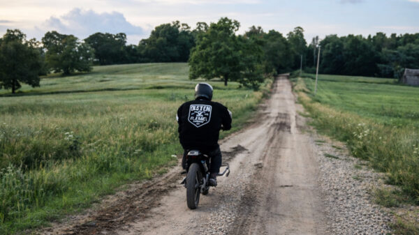 Even lekker crossen op de brommer eindigt vol gas op z'n plaat