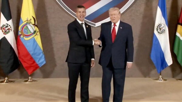 Donald Trump verliest potje handworstelen van president Paraguay