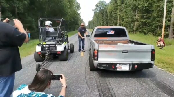 Met dit opgevoerde golfkarretje trek je iedereen eruit op de golfbaan!
