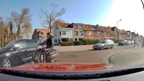 Scooterbink heeft voorrang en drukt zijn pizzaracer er gewoon tussen