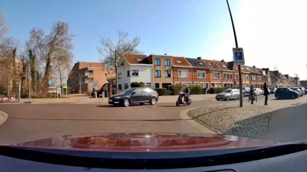 Scooterbink heeft voorrang en drukt zijn pizzaracer er gewoon tussen