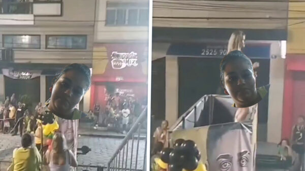 Carnavalsvierder betrapt terwijl hij sneaky naar een danseres aan het gluren is