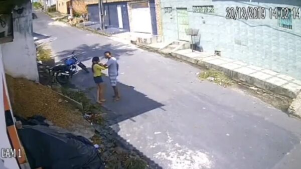 Braziliaanse vrouwenmepper wordt gelukkig snel in zijn kraag gevat door de politie