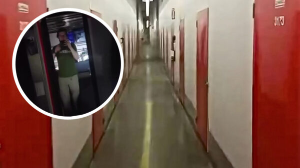 De ultieme downsizing: Man bouwde een appartement in een opslagunit