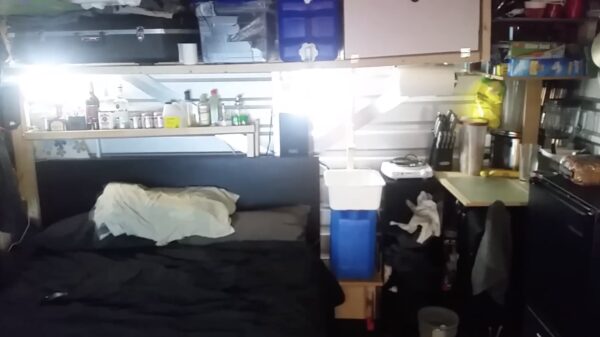 De ultieme downsizing: Man bouwde een appartement in een opslagunit