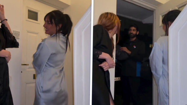 Pizzabezorger krijgt bijzondere fooi van twee giechelende badjasdames