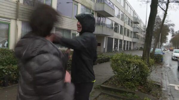 Verslaggever PowNews krijgt klappen na rellen in Utrecht Overvecht