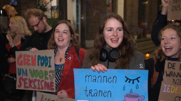 Dolle Mina’s met kotszakken bij show van Rogier Kahlmann in Leiden