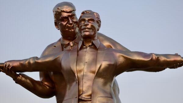 Nieuw Titanic-standbeeld met Trump en Epstein duikt op in Washington