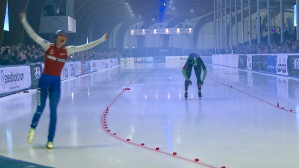 Joy Beune wint weddenschap Jenning de Boo tijdens 3.000 meter-duel