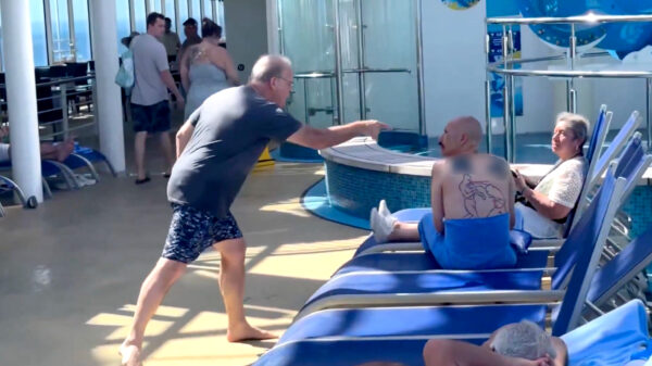 Israëlische passagier ontploft vanwege man met twee hakenkruistatoeages