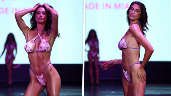 Model Mackenzie Fuleky steelt show in mini-bikini tijdens Miami Swim Week