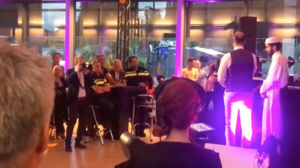 Politiebureau of moskee? Azan galmt door Nederlandse politiegebouwen