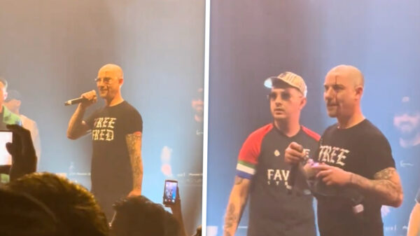 Steen met bebloed hoofd op podium na het koppen van een glas bier