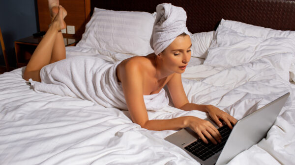 Onderzoek: Dit is het percentage mensen dat op hun werk stiekem masturbeert