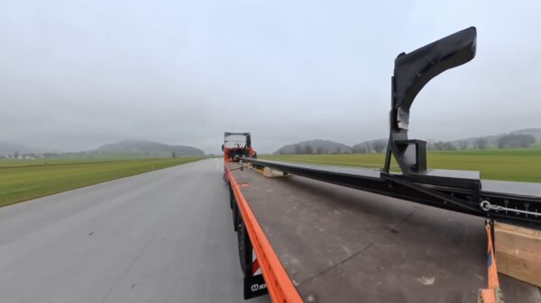 Man vertrouwt iets te veel op natuurkunde en wordt uit rijdende truck gelanceerd