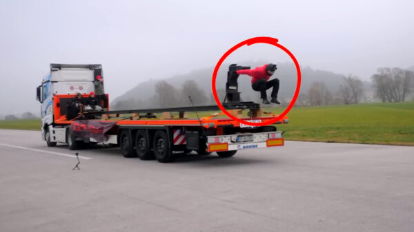 Man vertrouwt iets te veel op natuurkunde en wordt uit rijdende truck gelanceerd