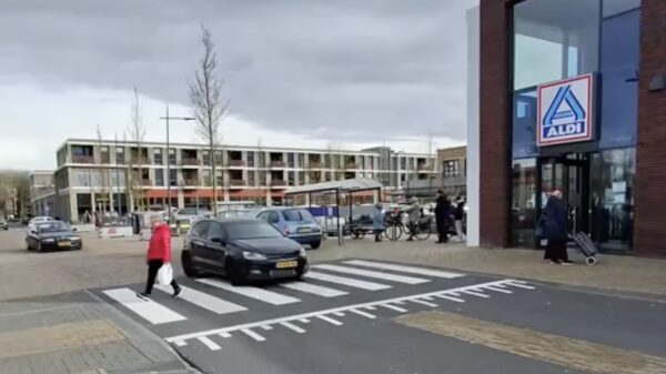 Vrouw bijna ondersteboven gereden door verkeershufter bij de Aldi in Emmeloord