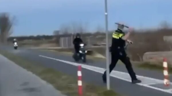 VIDEO: Agent haalt knuppel tevoorschijn om scooter gappies af te remmen