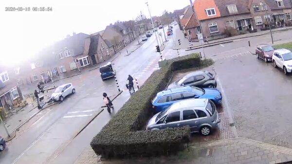 Fatbiker van z'n sokken gereden dankzij stekeblind busje dat auto ramt