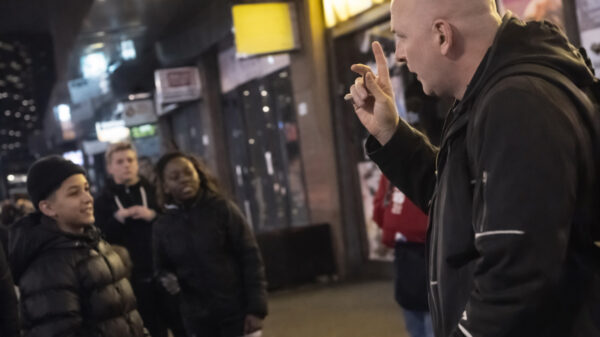 Groepje lafbekken valt opa lastig en denkt dat het stoer is