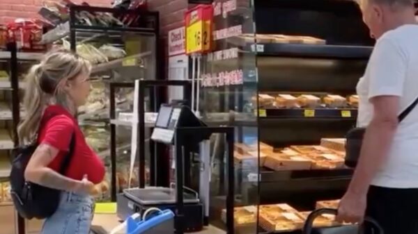 Weegschaal krijgt onverwacht een extra lading in de supermarkt te verwerken